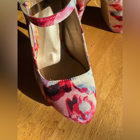 Qupid Women's Floral Red and Pink Flowered Heels - Picture 3 of 4